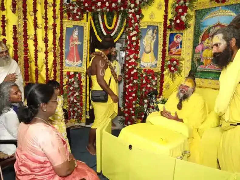 राष्ट्रपति द्रौपदी मुर्मू की संत प्रेमानंद से आध्यात्मिक मुलाकात