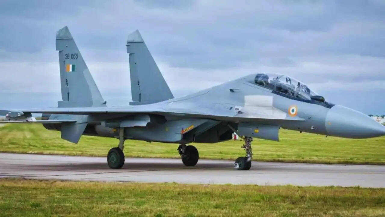 असम में सुखोई Su-30MKI विमान दुर्घटनाग्रस्त: पायलट की तलाश जारी