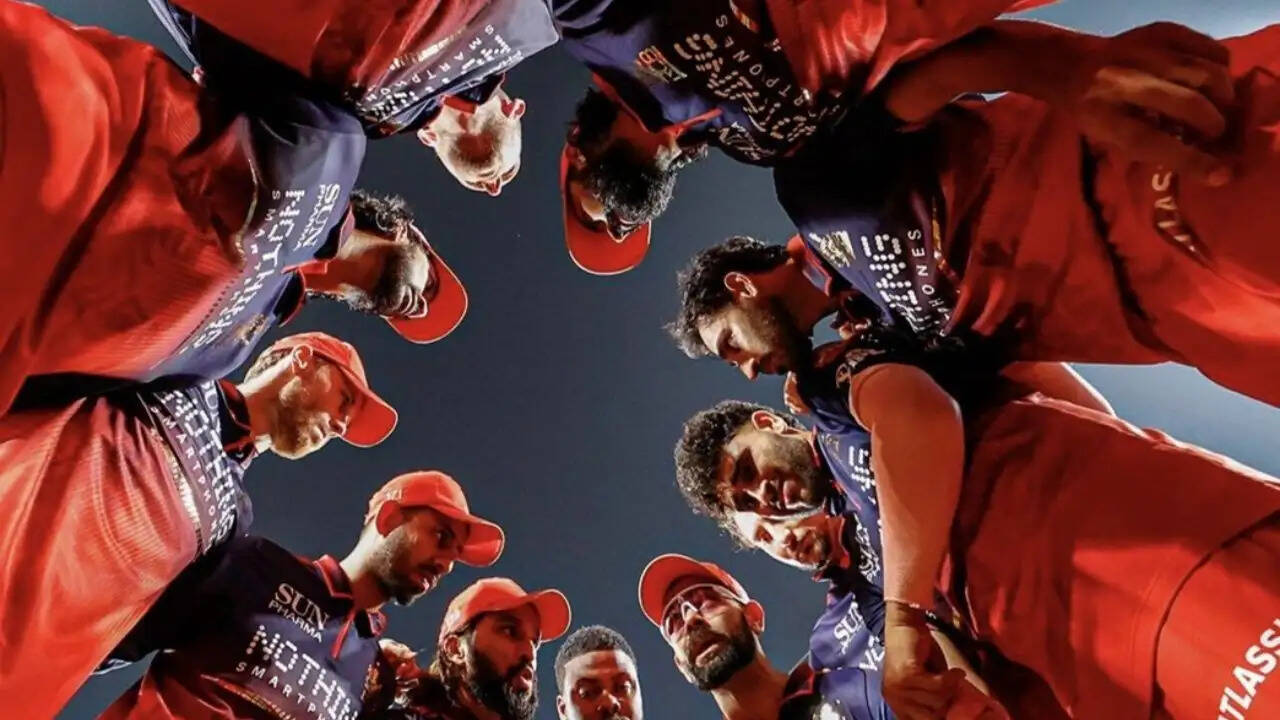 RCB का छत्तीसगढ़ में भव्य स्वागत: खिलाड़ियों ने लोक संस्कृति का लिया आनंद