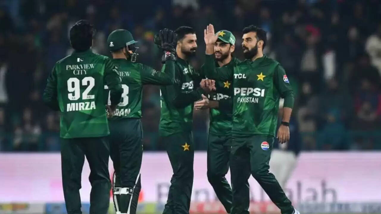 आकाश चोपड़ा और शाहबाज शरीफ के बीच सोशल मीडिया पर तकरार