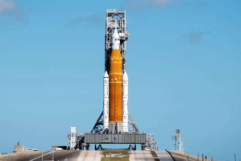 चांद पर मानव की वापसी: नासा का आर्टेमिस दो मिशन