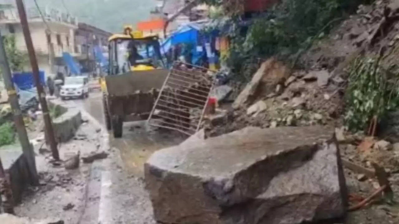 उत्तराखंड में भारी बारिश से श्रद्धालुओं की यात्रा प्रभावित, राहत कार्य जारी