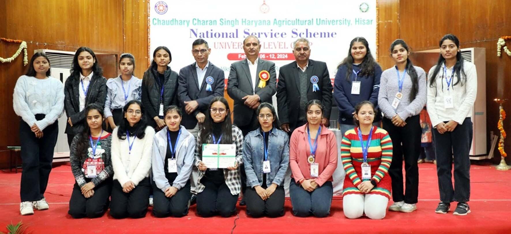 हिसार: शारीरिक व बौद्धिक विकास के लिए हर गतिविधि में बढ़-चढक़र भाग लें स्वयंसेवक : कुलपति कंबोज