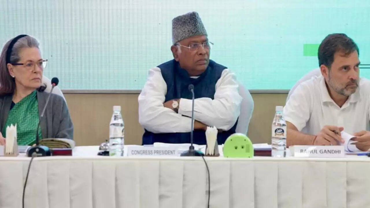 कांग्रेस कार्यसमिति की बैठक: ग्रामीण रोजगार कानून के खिलाफ आंदोलन की योजना