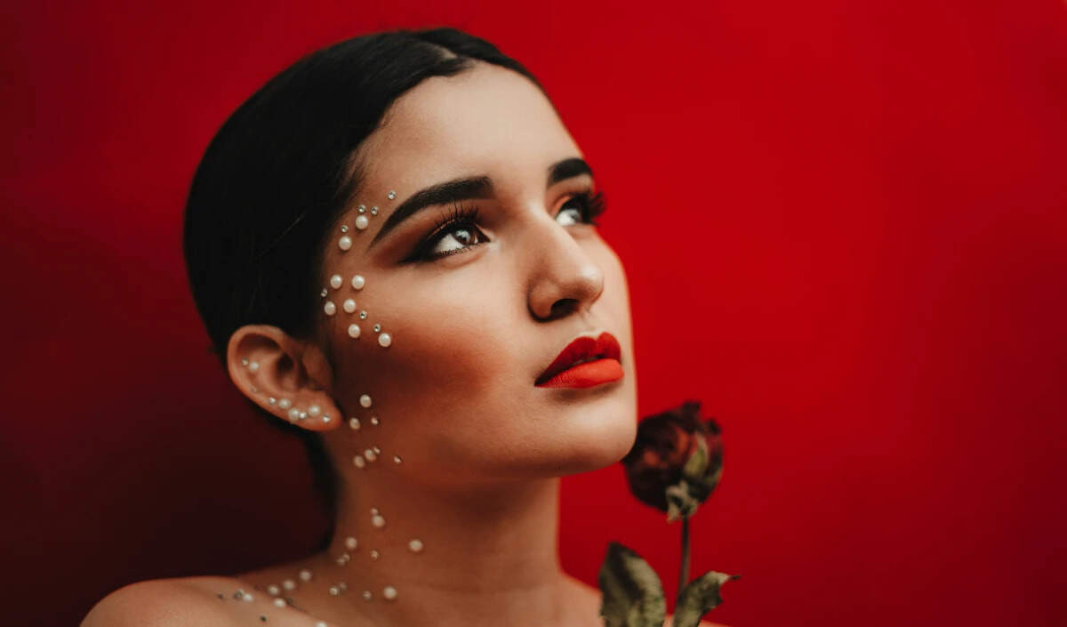 2025 में ट्रेंड करने वाले बोल्ड आइब्रो शेप्स: जानें कैसे बढ़ाएं अपनी खूबसूरती