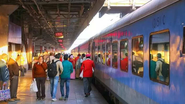 ट्रेन की चेन खींचना: जानें इसके नियम और सजा