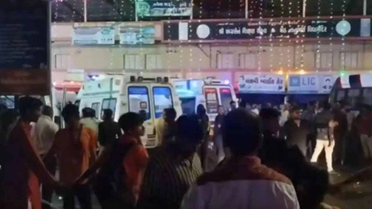 अहमदाबाद में इमारत की छत गिरने से मची अफरा-तफरी, पांच लोग मलबे में दबे