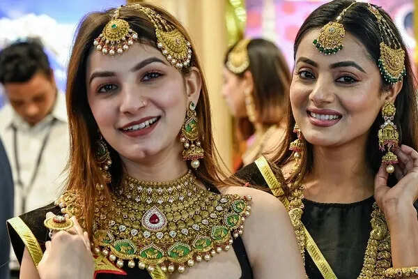 भारत में वेडिंग सीजन से पहले सोने और चांदी की कीमतों में गिरावट