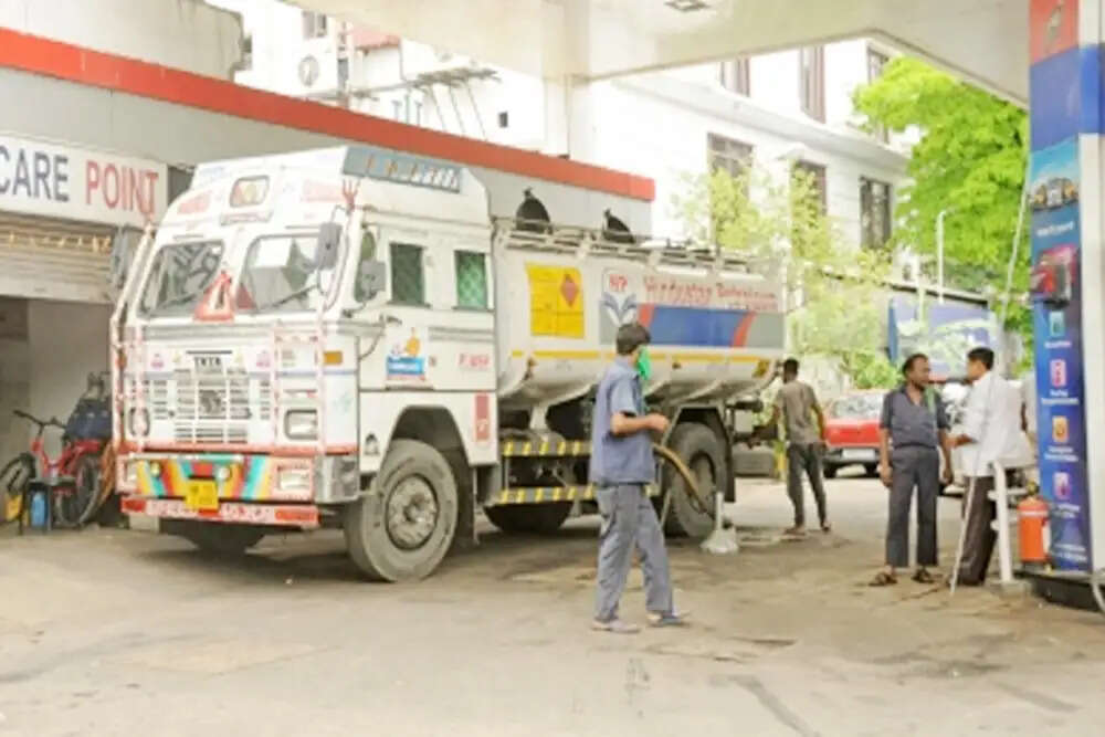 भारत में ईंधन की आपूर्ति पूरी तरह सुरक्षित, सरकार ने दी जानकारी