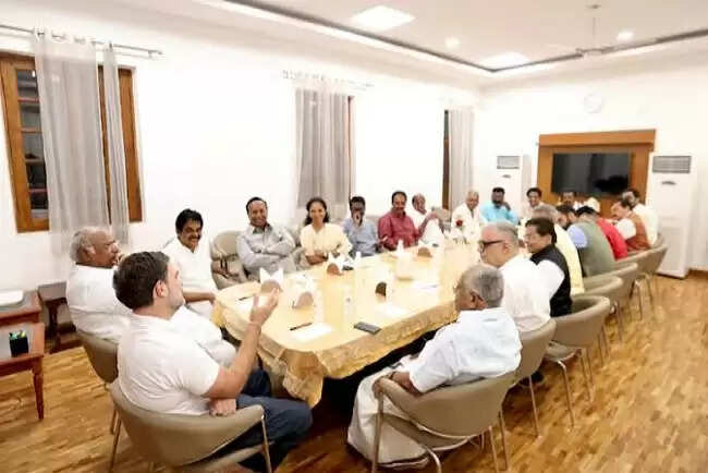 राहुल गांधी के आवास पर इंडिया गठबंधन की महत्वपूर्ण बैठक