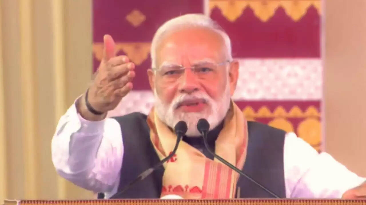 PM Modi का असम दौरा: विपक्ष पर तीखा हमला और विकास की नई योजनाएं