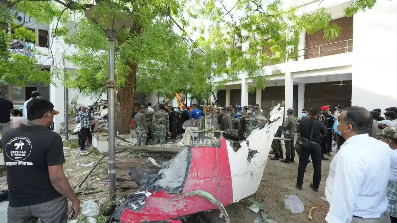 अहमदाबाद में एयर इंडिया विमान दुर्घटना स्थल पर उमड़ी भीड़, सेल्फी का बना केंद्र