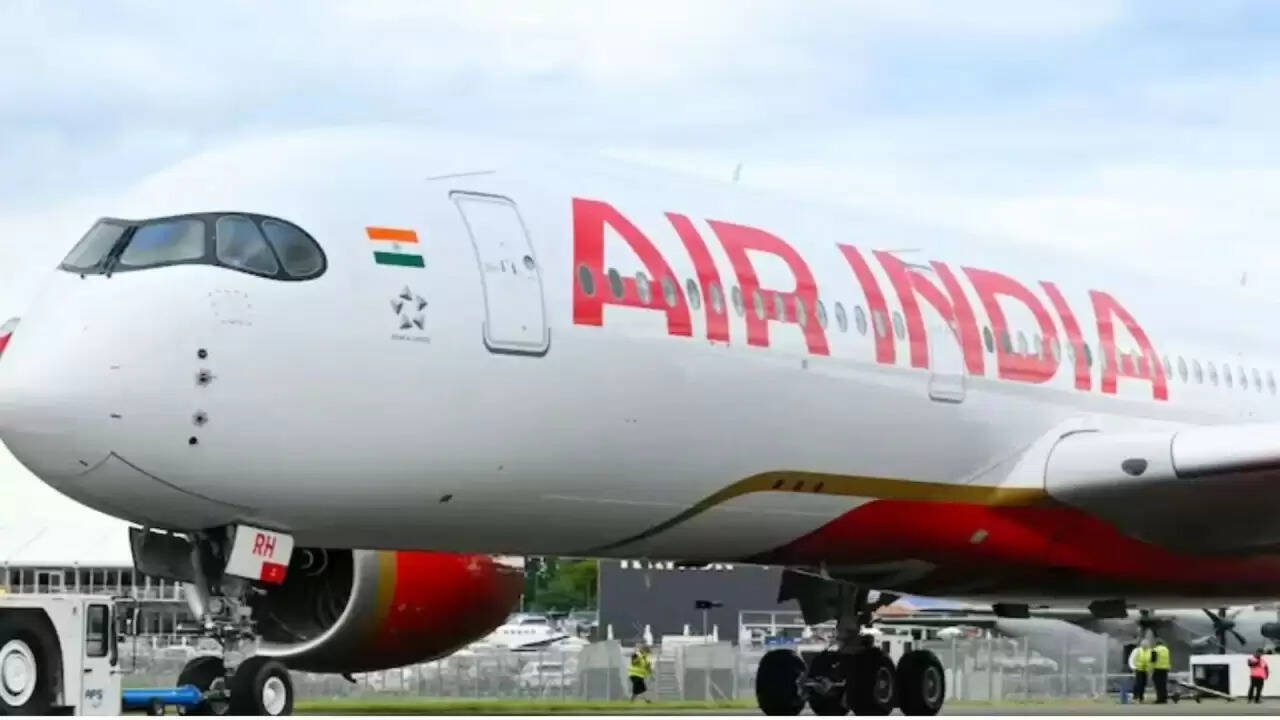 अहमदाबाद विमान हादसे के बाद एयरपोर्ट पर सुरक्षा बढ़ी, यात्रियों में नाराज़गी