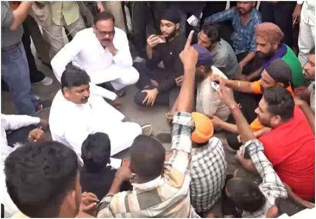 जयपुर के एसएमएस अस्पताल में आग: छह लोगों की मौत, कार्रवाई की मांग