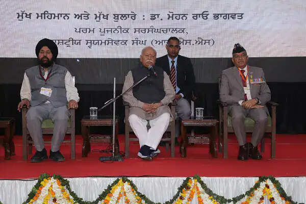 मोहन भागवत ने पठानकोट में सेवानिवृत्त सैन्य अधिकारियों के साथ संवाद किया