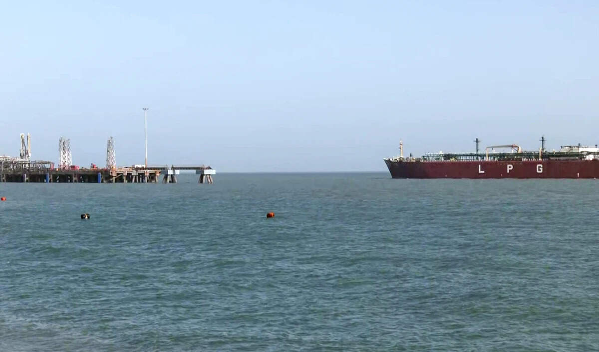 ईरान-इज़रायल संघर्ष के बीच होर्मुज जलडमरूमध्य पर पाबंदी से वैश्विक अर्थव्यवस्था प्रभावित