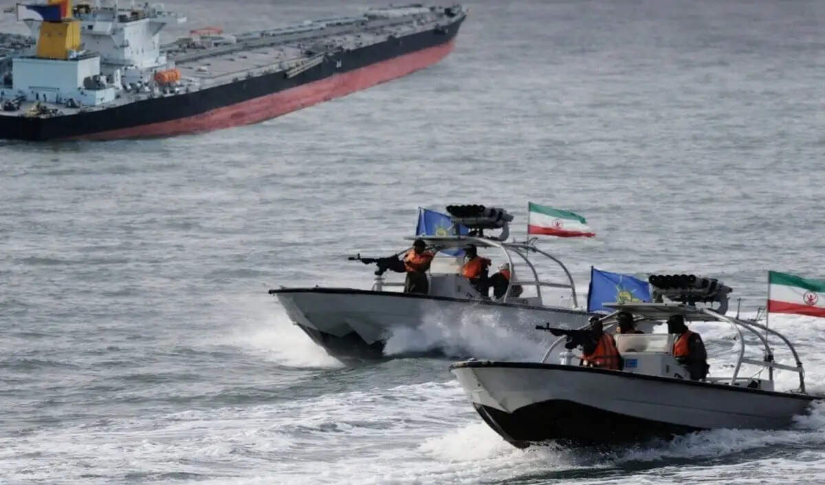 अमेरिका की समुद्री कार्रवाई से बढ़ा तनाव, ईरान के टैंकर पर नजर