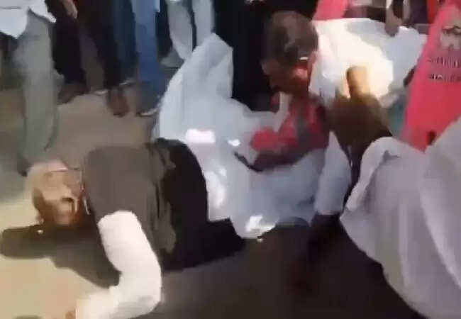 तेलंगाना में बंद के दौरान पूर्व सांसद के साथ हुआ मजेदार हादसा