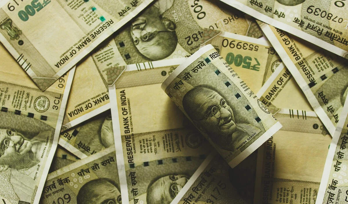 भारतीय रुपये में गिरावट: वैश्विक आर्थिक दबाव और कच्चे तेल की कीमतें