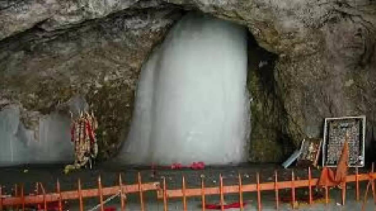 उत्तराखंड में बर्फ से बनी शिवलिंग की अद्भुत खोज