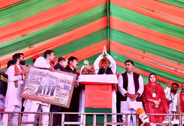 अखिलेश यादव की दादरी रैली: 2027 चुनाव के लिए बदलाव की पुकार