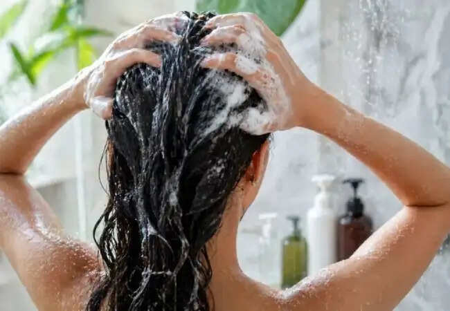 गर्मियों में बालों की देखभाल: विशेषज्ञों के सुझाव