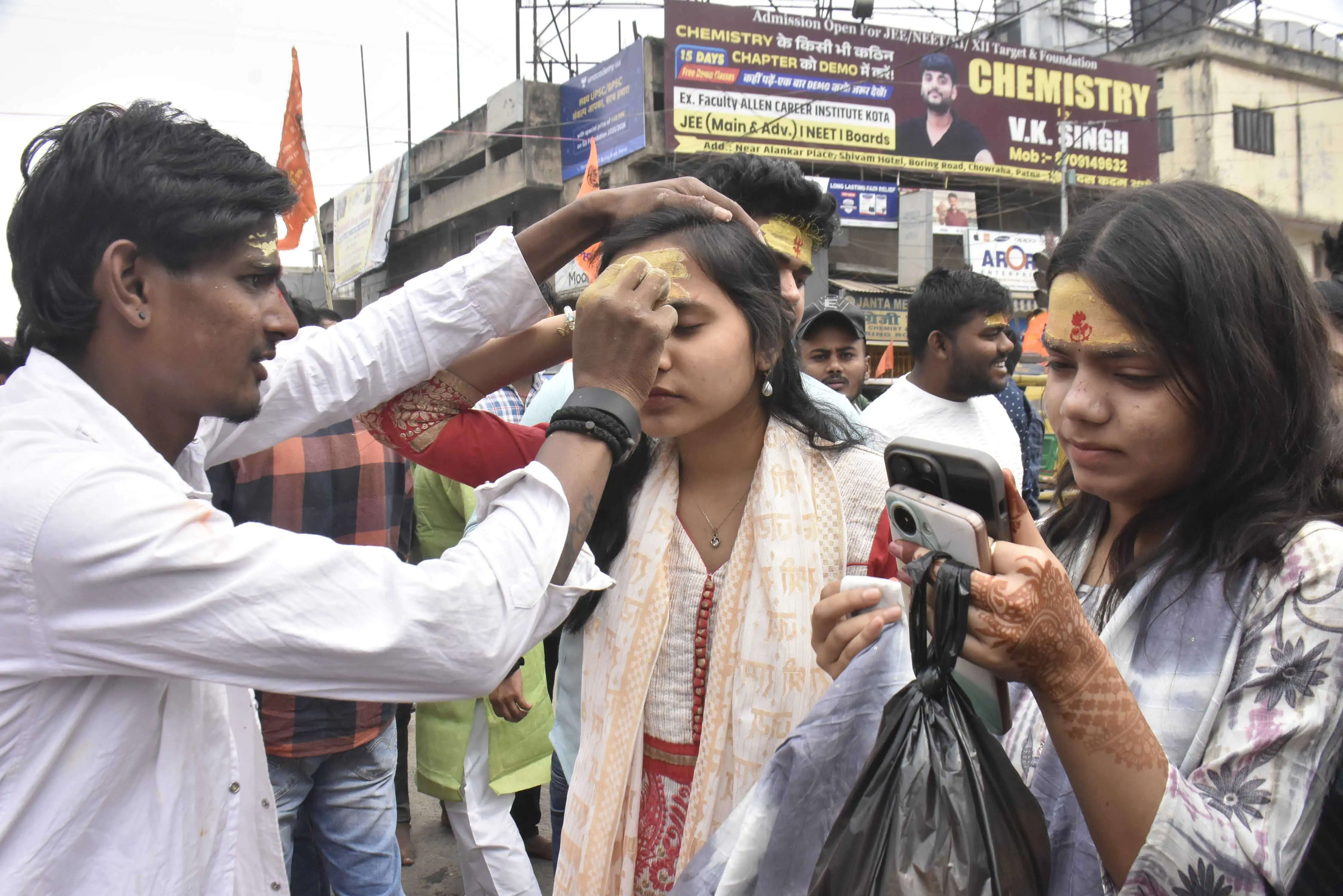 महाशिवरात्रि के मौका पर शिव मंदिर में पूजा अर्चना करते श्रद्धालु