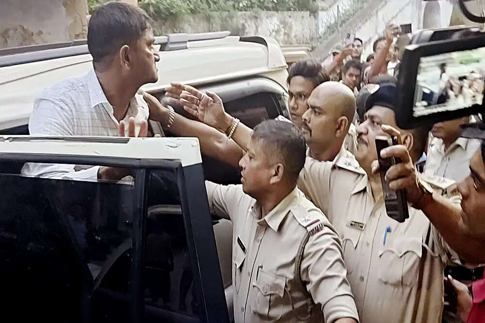 पश्चिम बंगाल में मतदाता सूची की समस्या: चुनावी प्रक्रिया पर गंभीर प्रश्न