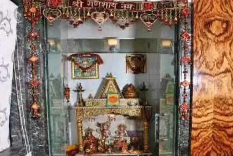 घर के मंदिर में इन मूर्तियों को रखें, धन की कमी होगी दूर
