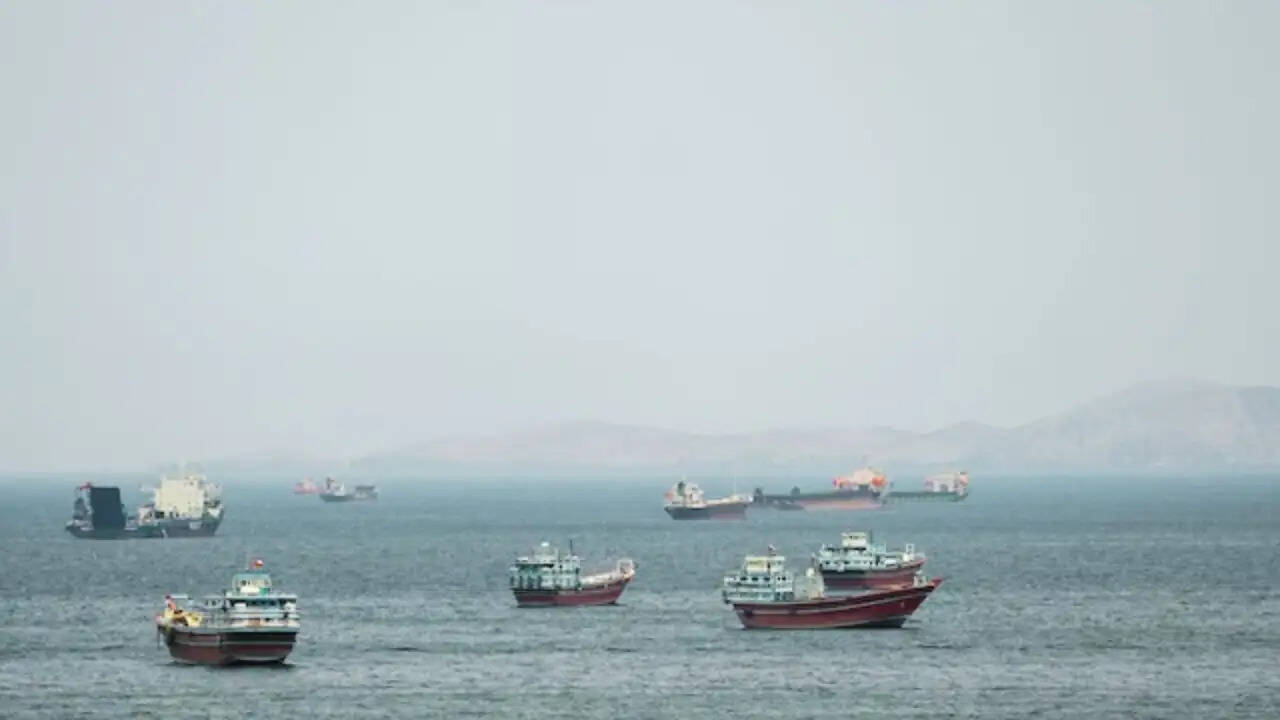 ईरान के समुद्री खतरों से होर्मुज स्ट्रेट पर ऊर्जा संकट: पेंटागन की चेतावनी