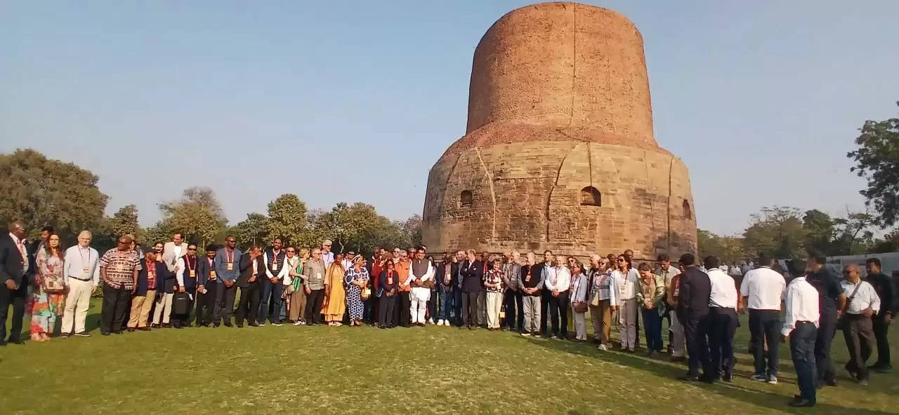 विदेश मंत्री ने विभिन्न देशों के राजदूतों को ऐतिहासिक सारनाथ में भ्रमण कराया