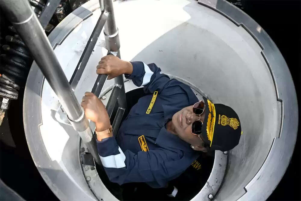 राष्ट्रपति मुर्मू ने पनडुब्बी यात्रा कर बनाया नया इतिहास