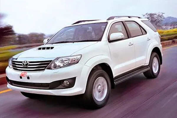लखनऊ में दिनदहाड़े फॉर्च्यूनर लूटने की घटना, पुलिस पर उठे सवाल