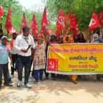 ग्रामीण सफाई कर्मचारियों का प्रदर्शन: समय पर वेतन और अन्य मांगों की उठाई आवाज