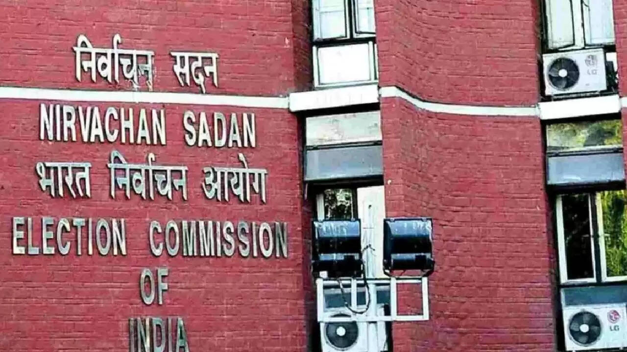 बिहार के चुनाव आयोग का विपक्ष पर पलटवार: मतदाता सूची में सघन पुनरीक्षण का सच