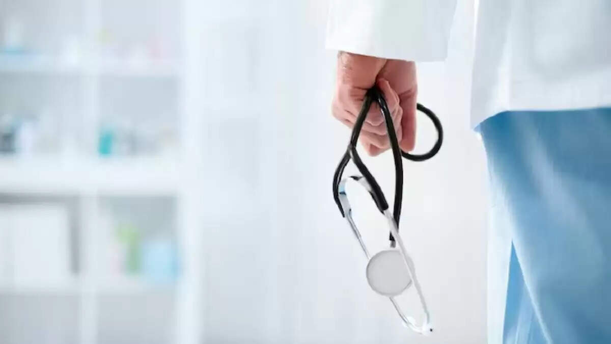 बस्ती जिला अस्पताल में फर्जी डॉक्टर का पर्दाफाश, मरीज की मौत से मचा हंगामा