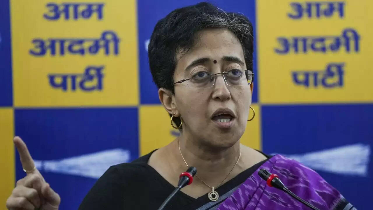 AAP का भाजपा पर स्कूल फीस बिल को लेकर हमला, जनता की राय की मांग