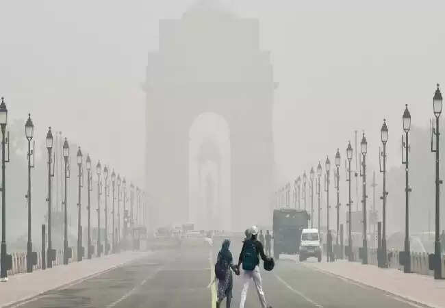 दिल्ली-NCR में प्रदूषण और ठंड का कहर, AQI 403 पर पहुंचा