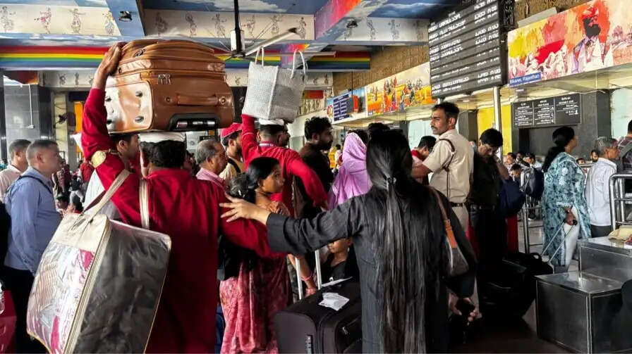 नई दिल्ली रेलवे स्टेशन पर कुलियों की मनमानी: यात्रियों की मजबूरी का फायदा