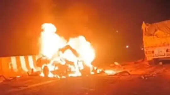 मिर्जापुर हाईवे पर भीषण दुर्घटना: 11 लोगों की जान गई