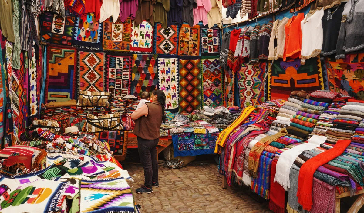 नोएडा के ब्रह्मपुत्र मार्केट में सर्दियों के लिए ट्रेंडी वूलन कपड़े