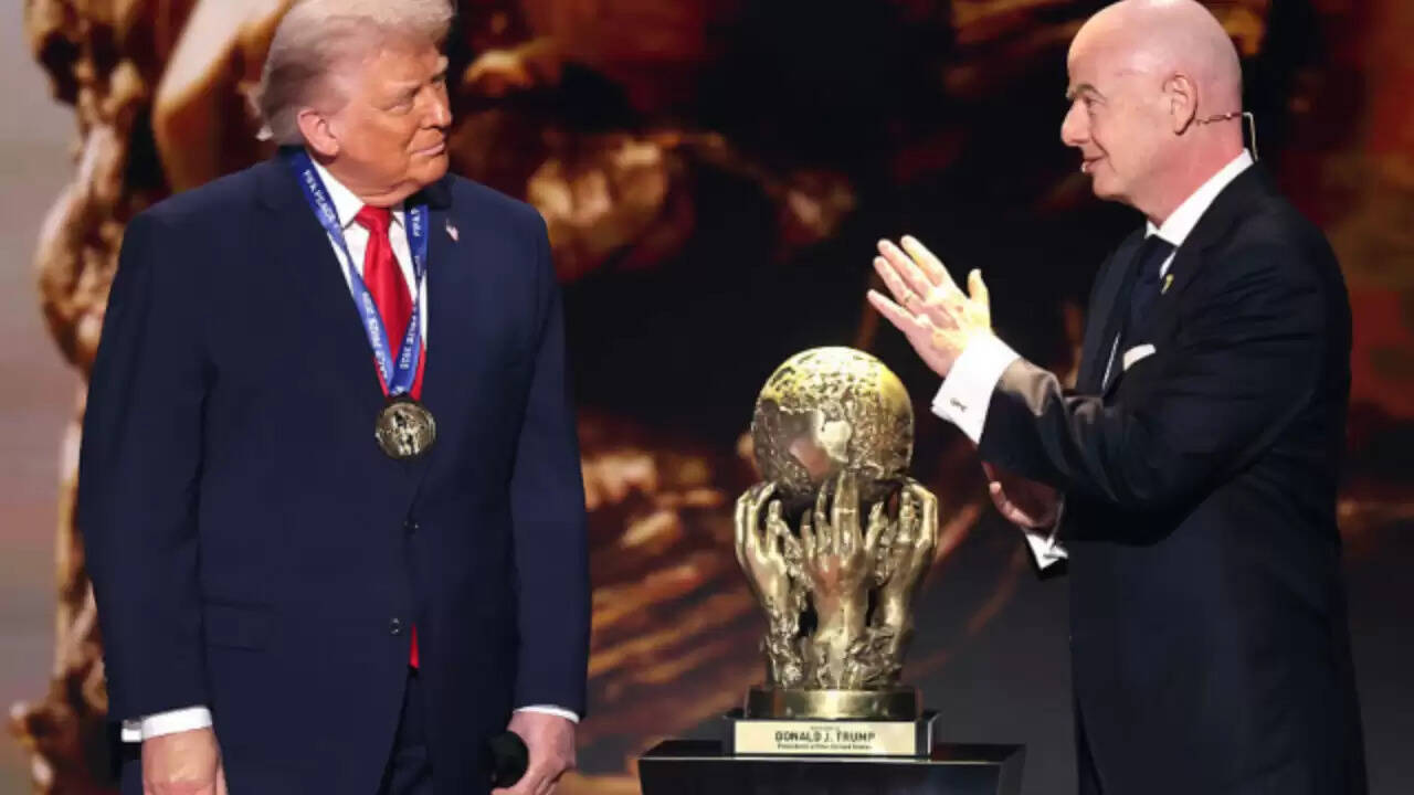 डोनाल्ड ट्रंप को मिला फीफा का पहला शांति पुरस्कार, 2026 विश्व कप ड्रॉ में राजनीतिक संदेश