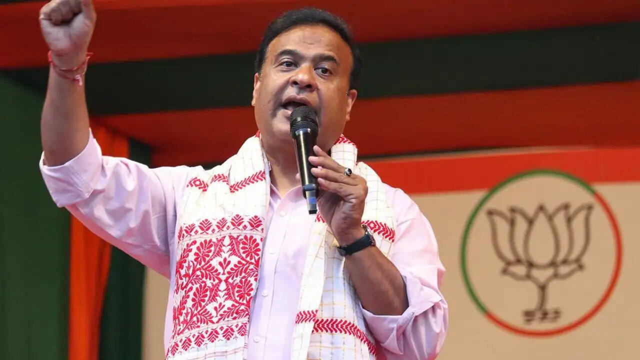 असम सरकार का नया आधार कार्ड नीति: विशेष समुदायों को मिली छूट