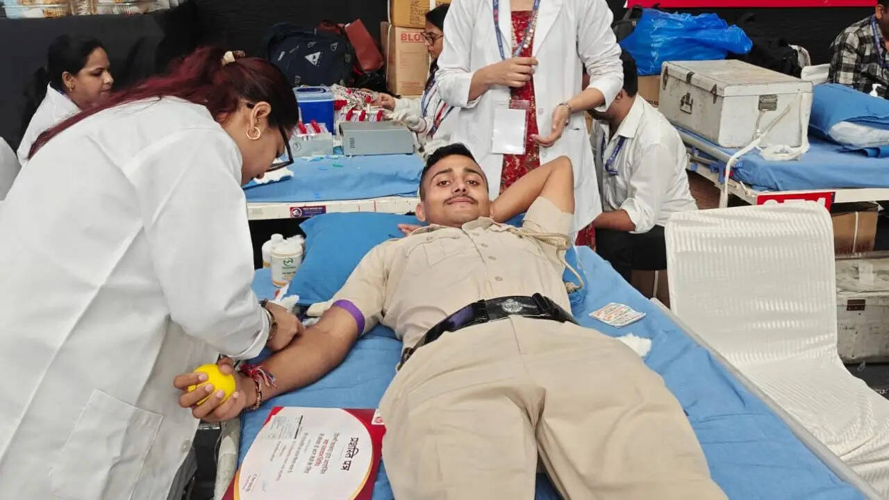 दिल्ली पुलिस का रक्तदान अभियान: 391 जवानों ने दिखाई मानवता की मिसाल