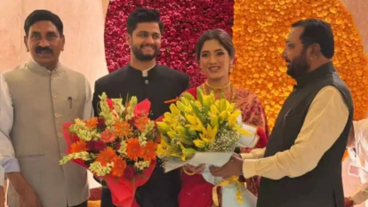 दिल्ली में शरद पवार की पोती के विवाह रिसेप्शन में सियासत की गर्मजोशी