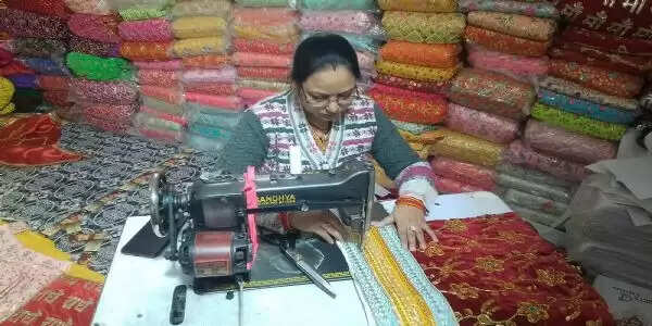 युवा उद्यमी योजना' से बदली पूजा की किस्मत, देवी-देवताओं की पोशाकों से संवारा अपना भविष्य