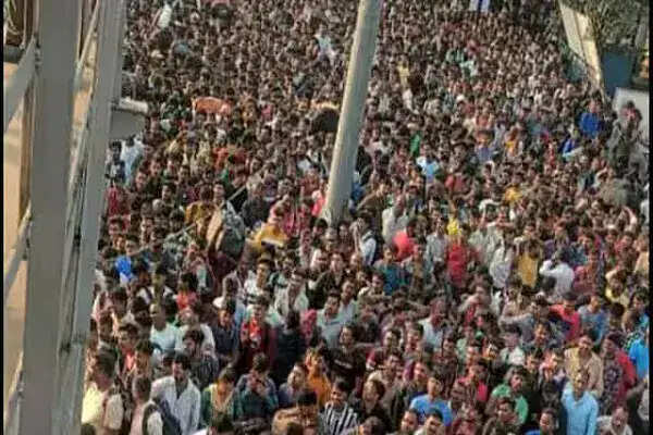 सूरत रेलवे स्टेशन पर लौटते प्रवासी मजदूरों की भीड़, पुलिस को करनी पड़ी लाठीचार्ज