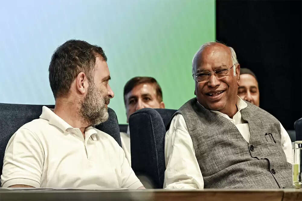 राहुल गांधी और खड़गे का लाल किला समारोह में न जाना: कांग्रेस को हुआ नुकसान