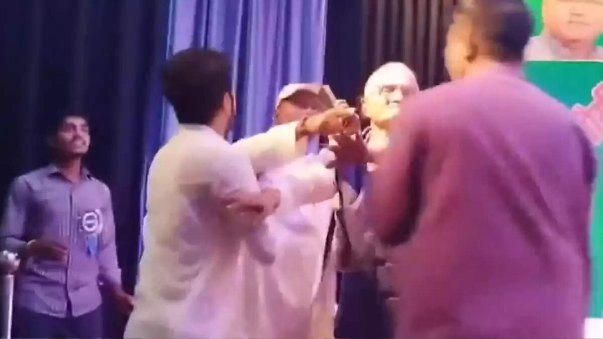 पटना में राजद सम्मेलन में हुआ विवाद, तेजस्वी यादव ने दी प्रतिक्रिया