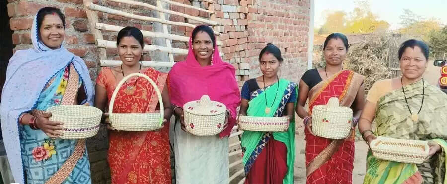 छत्तीसगढ़ के जशपुर में छिंद-कांसा टोकरी से महिलाएं हर साल बन रही हैं लखपति दीदियां